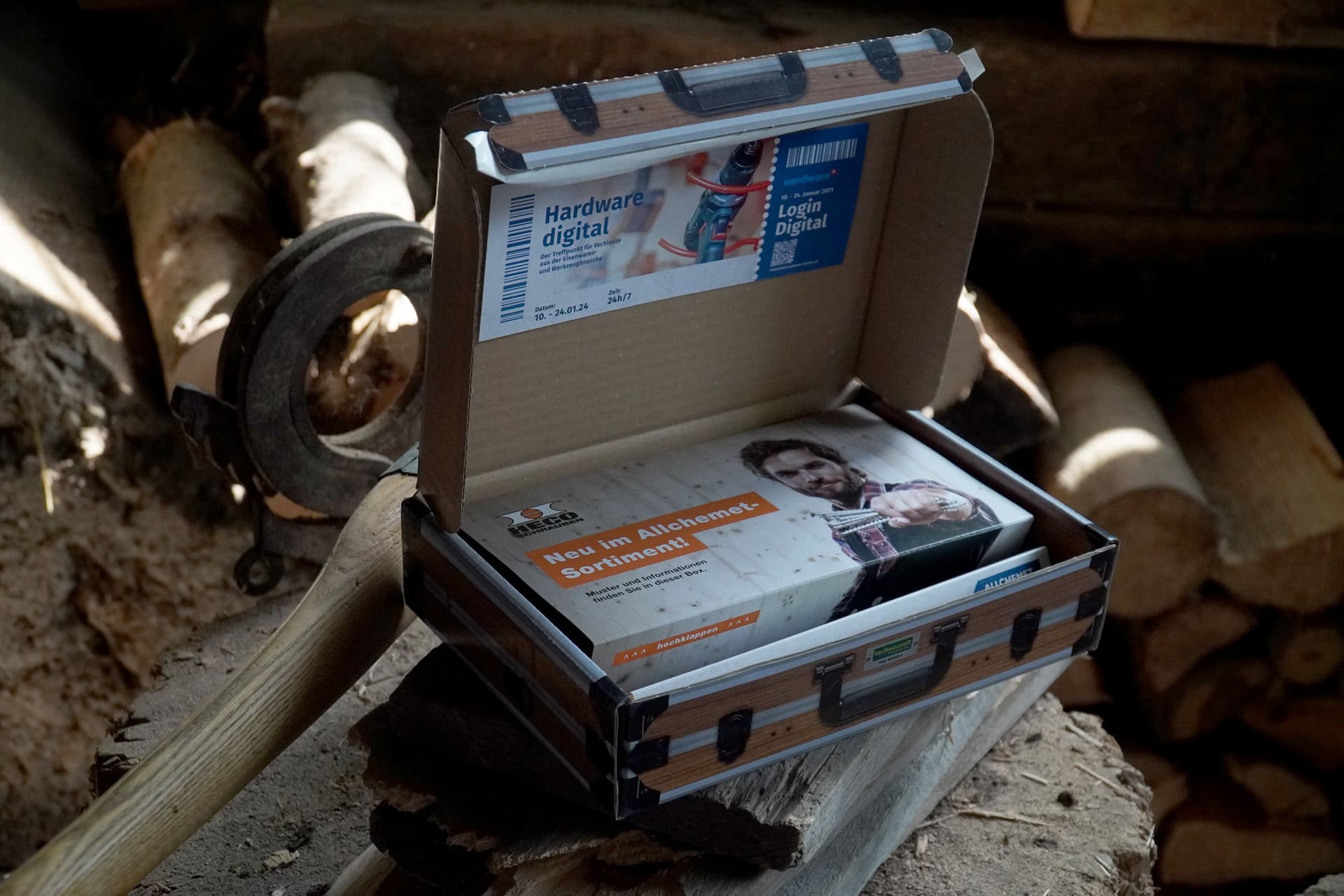 Offener Werkzeugkoffer mit Prospekten