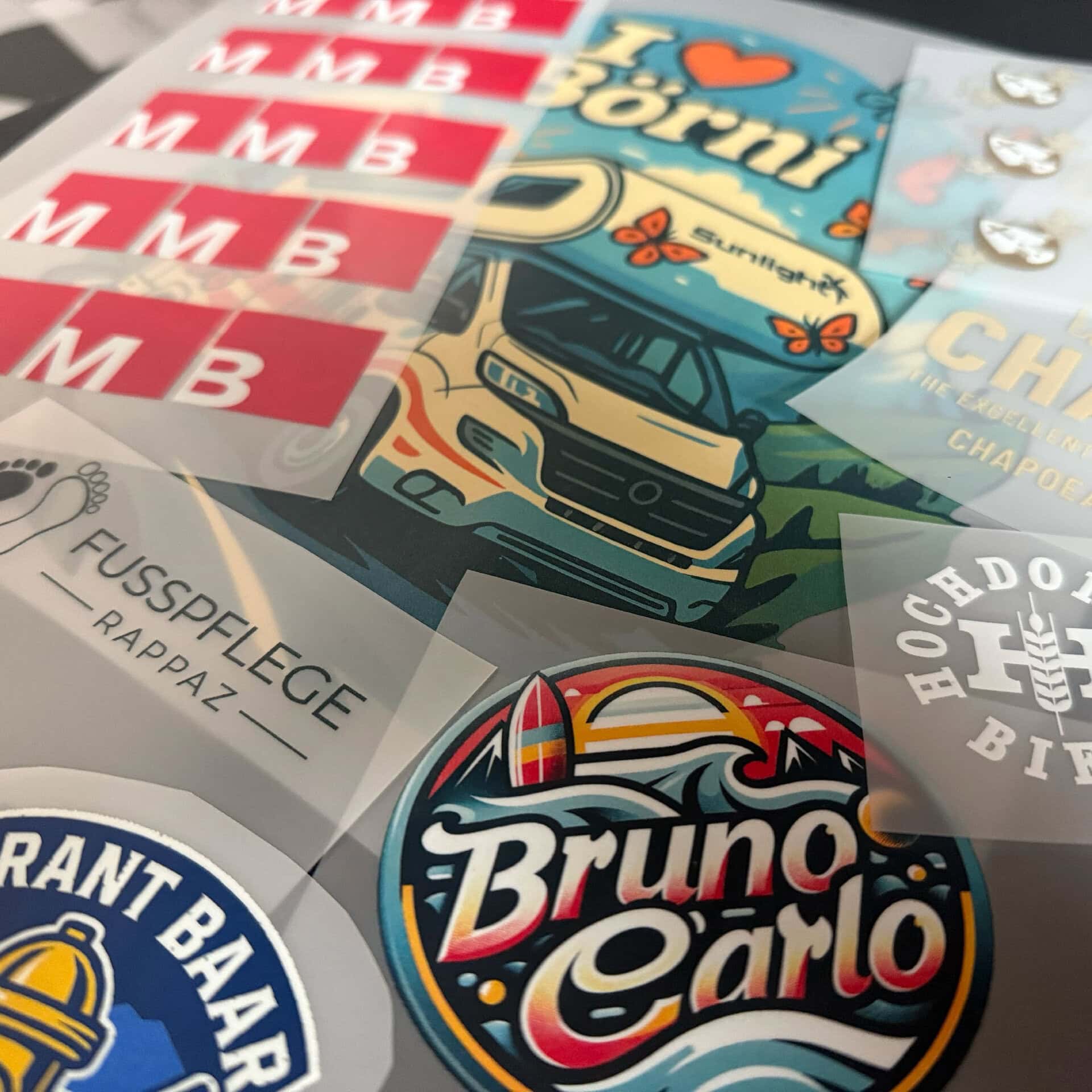 Verschiedene bunte Aufkleber und Etiketten auf Papier.