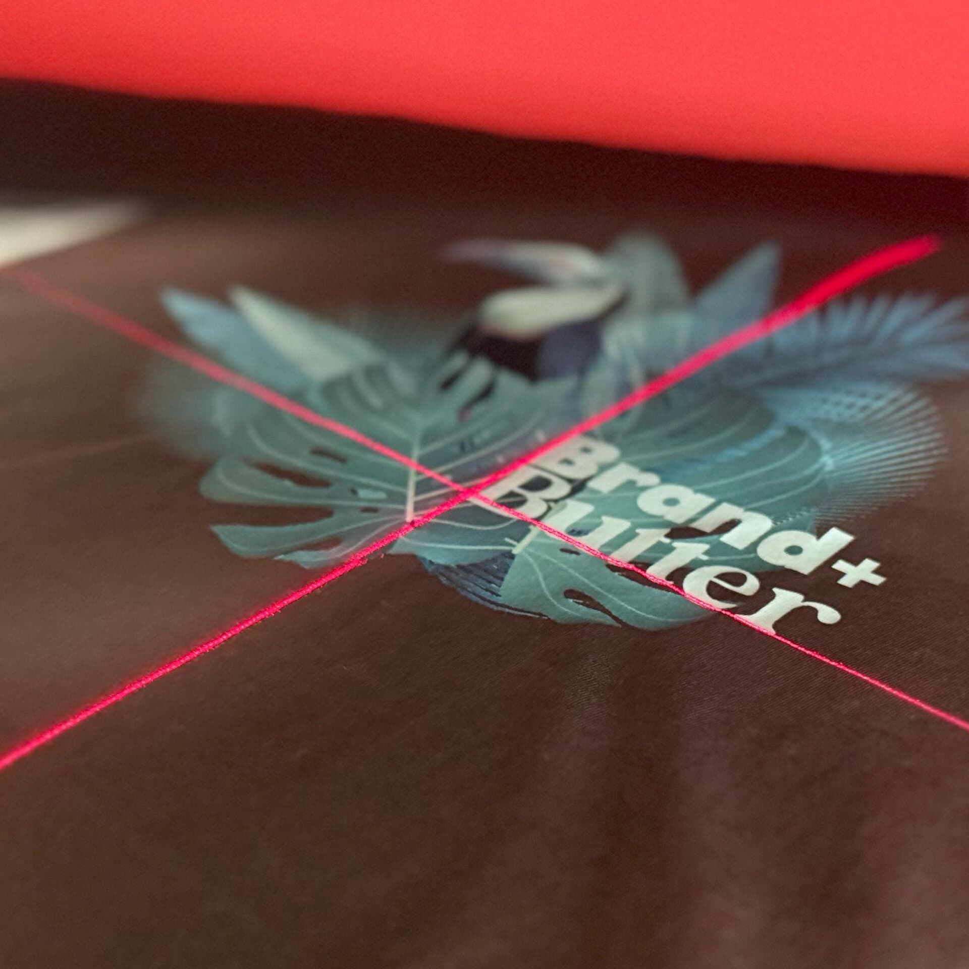 Gedrucktes Design mit tropischen Blättern und Laserlinien.