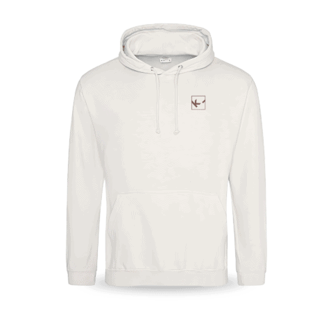 Weißer Hoodie mit Logo auf der Brust.