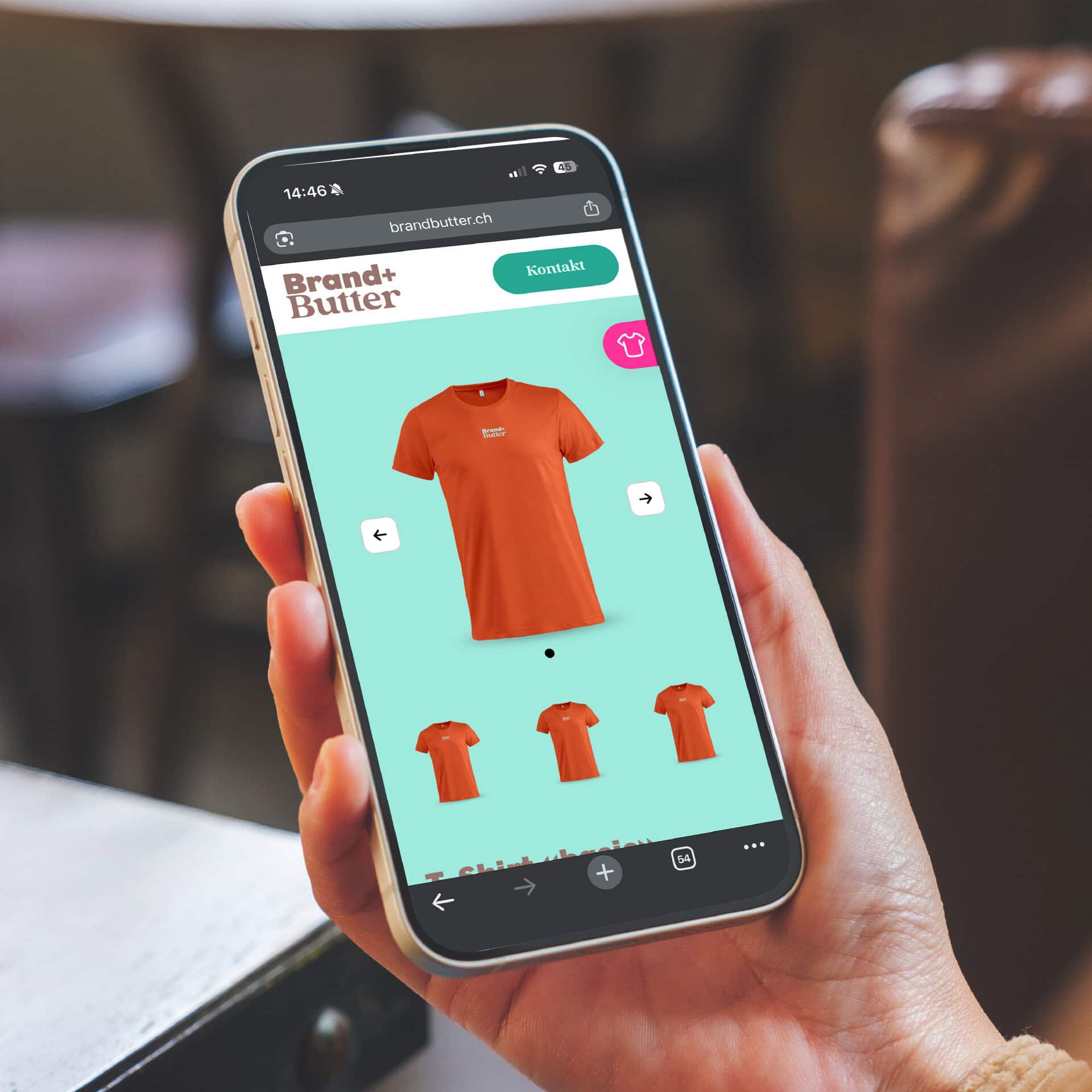 Rotes T-Shirt auf Handy-Bildschirm angezeigt
