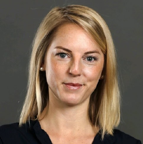 Frau mit blonden Haaren im Porträt.